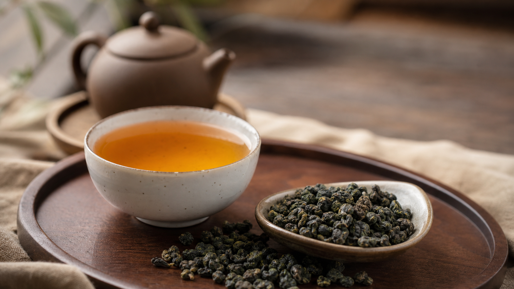 Keto food: oolong tea leaves and brewed tea