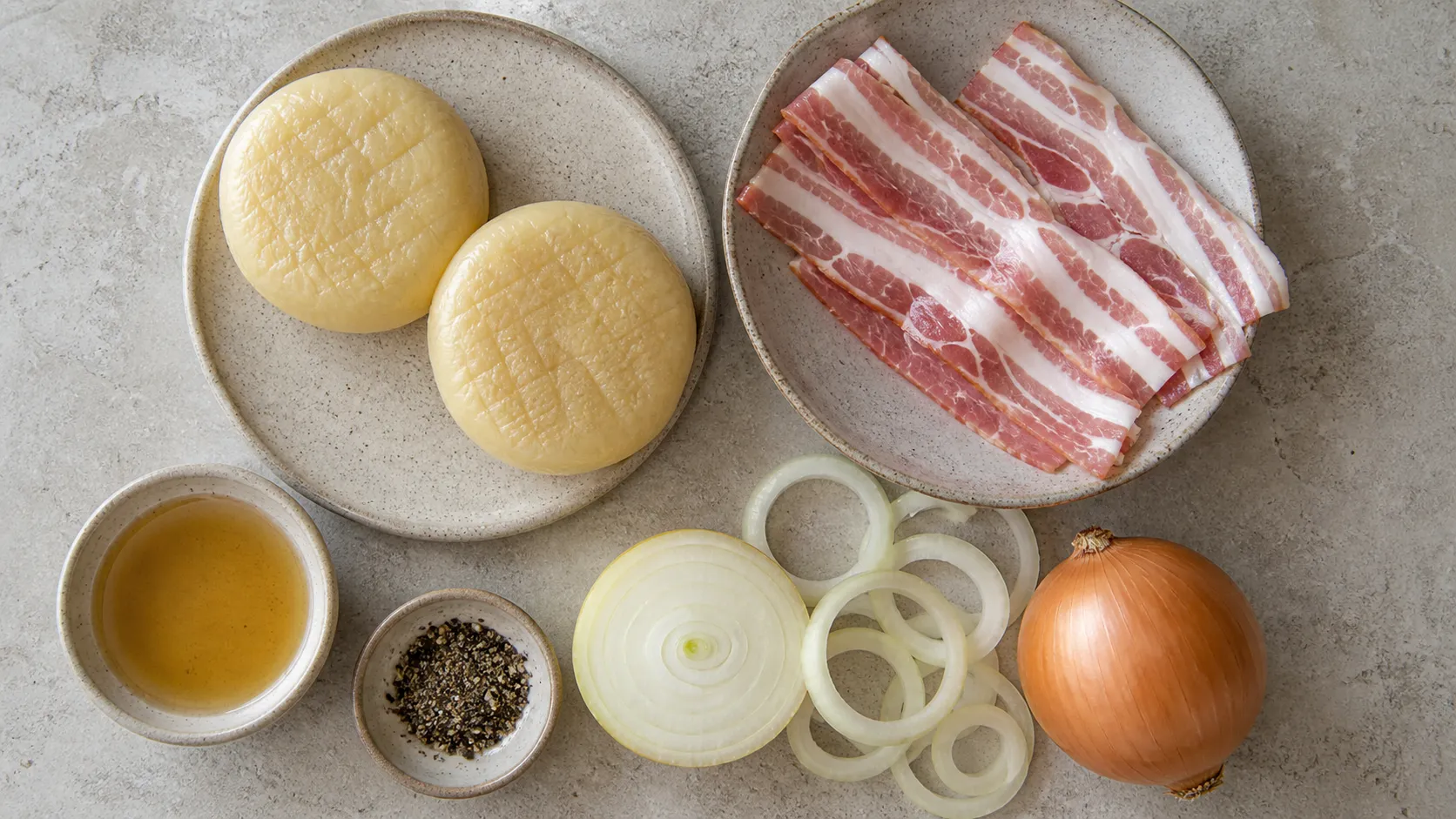 Ingredients for handkase with bacon and onions: handkase, breakfast bacon, onion, apple cider vinegar and pepper