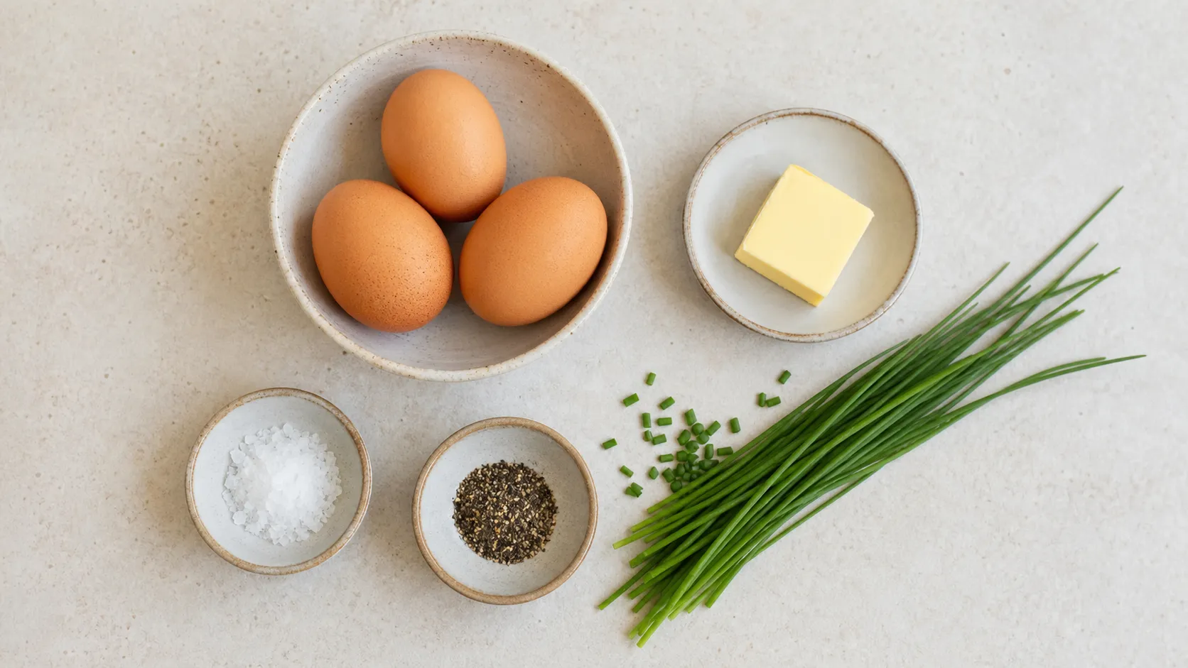 Ingredients for Keto Scrambled Eggs with Butter and Chives – The 3-Minute Breakfast: 3 eggs, 15 g butter, 1 tbsp chives (chopped), Salt, Pepper