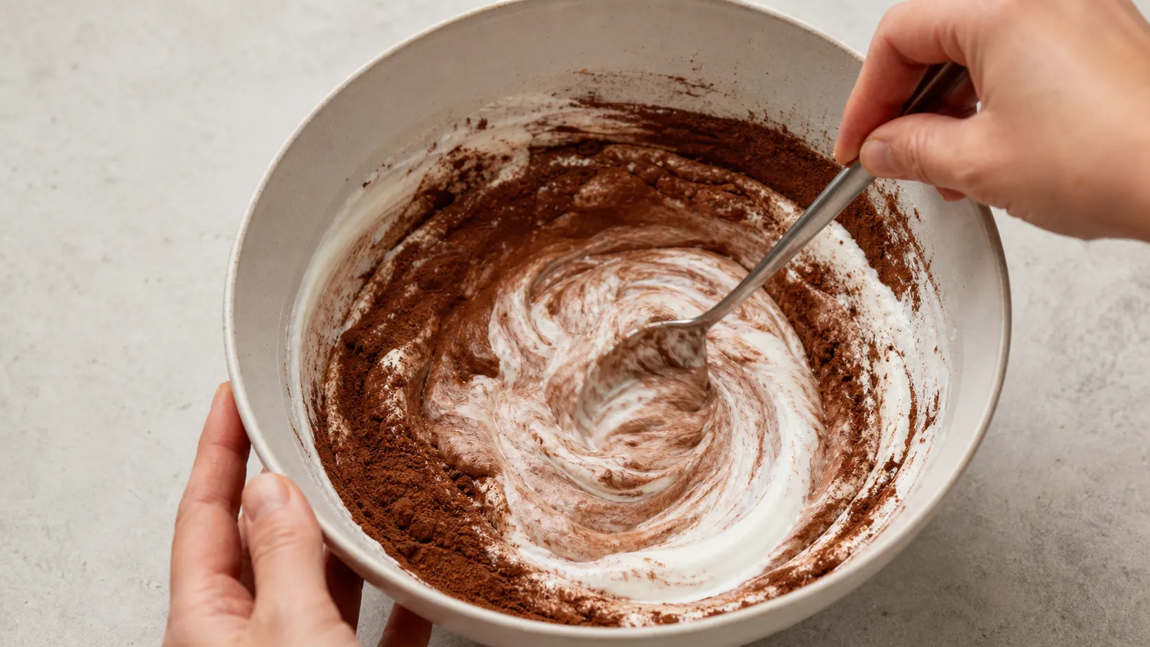 Preparation step for Keto Skyr Walnut Cocoa Bowl – Creamy Breakfast in 2 Minutes: Spoon into a bowl and top with the walnuts.