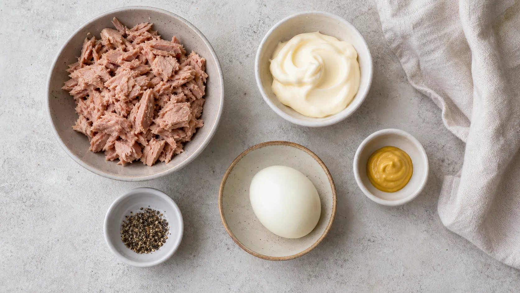 Ingredients for Keto Tuna Egg Salad – Protein Breakfast in 3 Minutes: 1 can tuna in its own juice (150 g drained weight), 1 hard-boiled egg, 1 tbsp mayonnaise (approx. 15 g), 1 tsp mustard, Pepper to taste