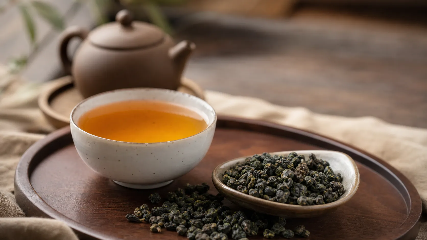 Keto food: oolong tea leaves and brewed tea